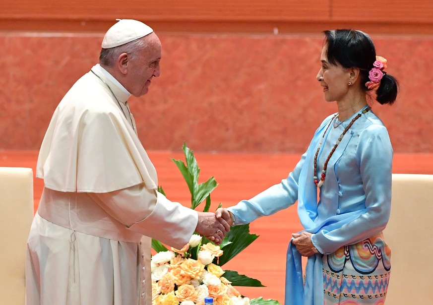 epa06355161 Pope Francis (L) shakes hands with Myanmar&#039;s State Counselor and Foreign Minister Aung San Suu Kyi (R) during a meeting with the authorities, with civil society and with the diplomati ...