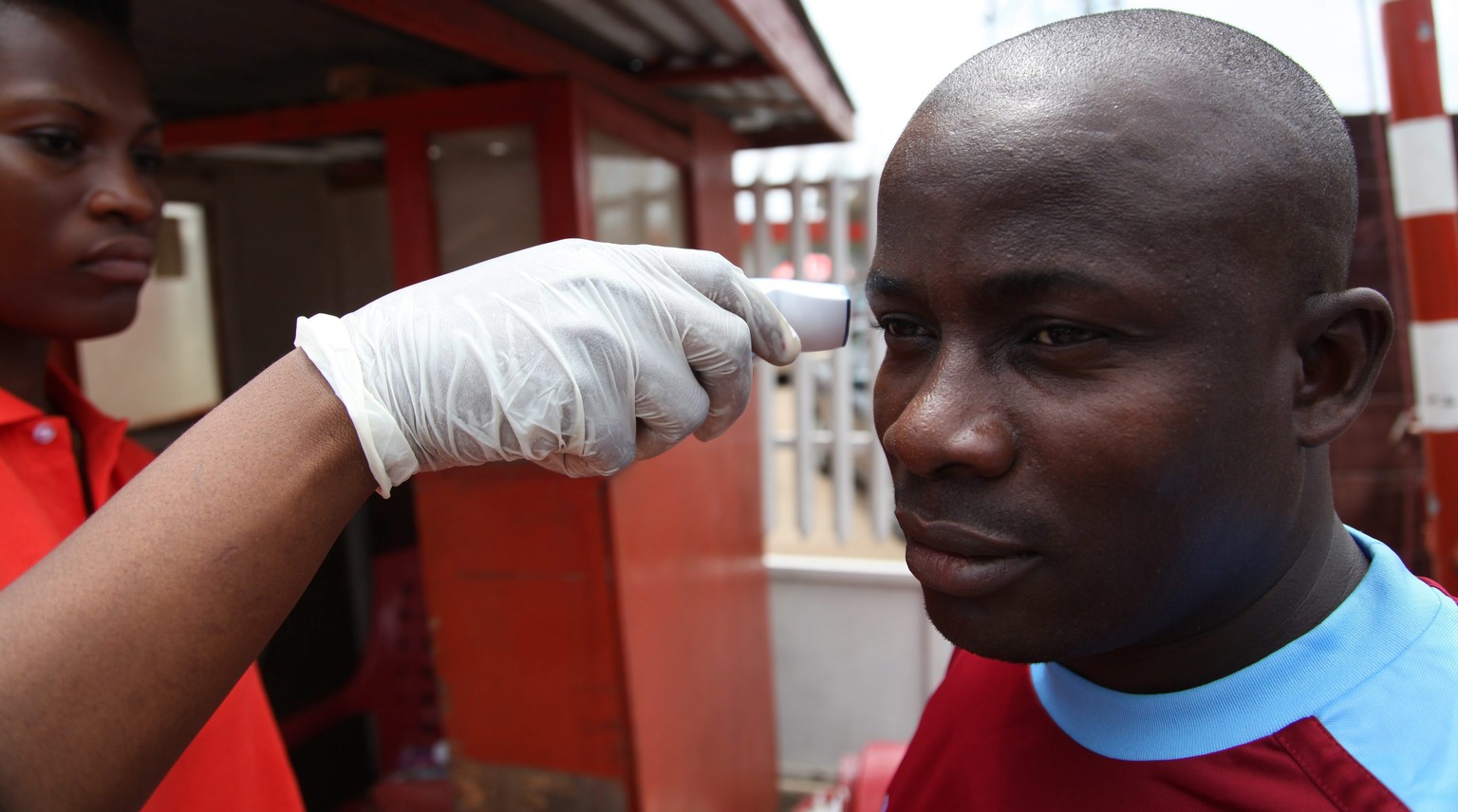 Fiebermessen in Liberia aus Angst vor dem Ebola-Virus.