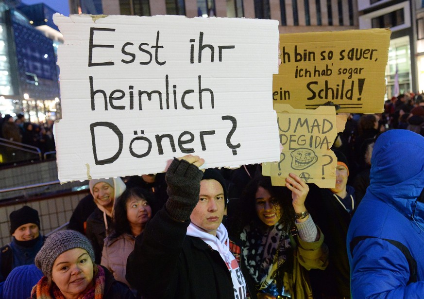 X-fache Überzahl: Mindestens 3000 Demonstranten blockieren in Frankfurt am Main die wenigen Pegida-Anhänger.