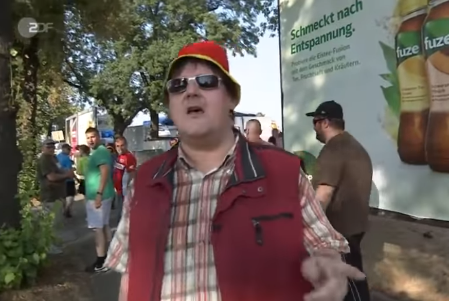 Dieser Mann (und dessen Hut) ist derzeit auf zahlreichen Memes in Deutschland zu sehen. Hier erklären wir dir warum.&nbsp;