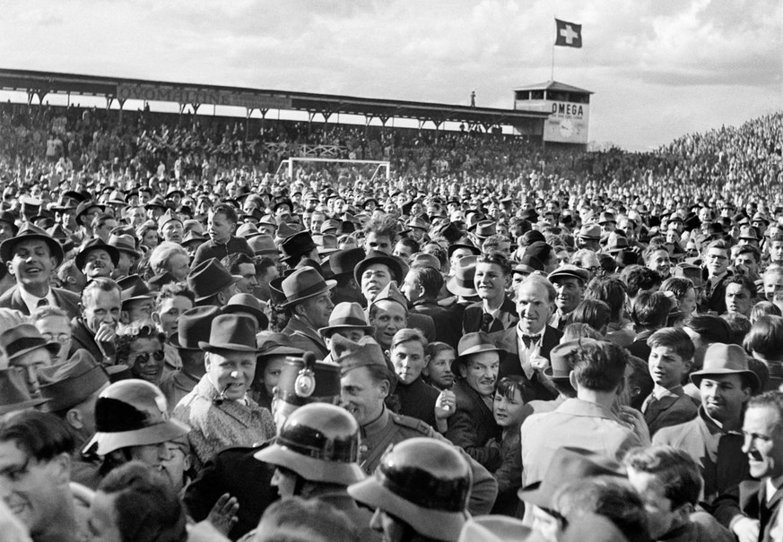 Zuschauer haben nach dem 2:1-Sieg am Laenderspiel zwischen der Schweiz und Deutschland am 20. April 1941 im Wankdorfstadion in Bern das Spielfeld gestuermt. (KEYSTONE/PHOTOPRESS-ARCHIV/H.J.) === , === ...