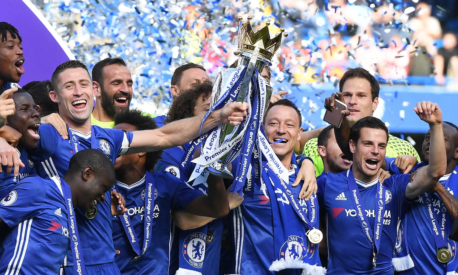 epaselect epa05979430 Chelsea&#039;s captain John Terry (C) lifts the English Premier League trophy follwing the English Premier League soccer match between Chlesea FC and Sunderland at Stamford Bridg ...