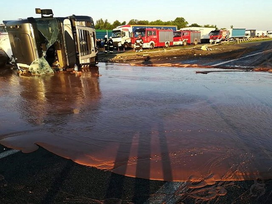 epa06721241 A tractor-trailer carrying liqiud chocolate has overturned on a Polish A2 highway in central Poland, 09 May 2018. The chocolate coveed six lanes on the A2 motorway, blocking traffic in bot ...