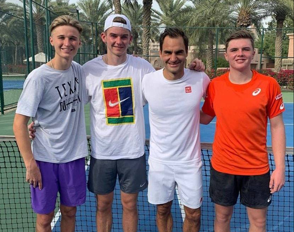 Leandro Riedi, Jérôme Kym und Dominic Stricker folgen dem Beispiel von Roger Federer.