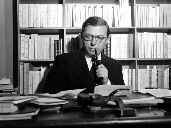 Der franzoesische Schriftsteller und Philosoph Jean-Paul Sartre sitzt an seinem Schreibtisch in Paris am 28. Nov. 1948. Sartre, die Leitfigur des Existenzialismus, starb vor 25 Jahren, am 15. April 19 ...