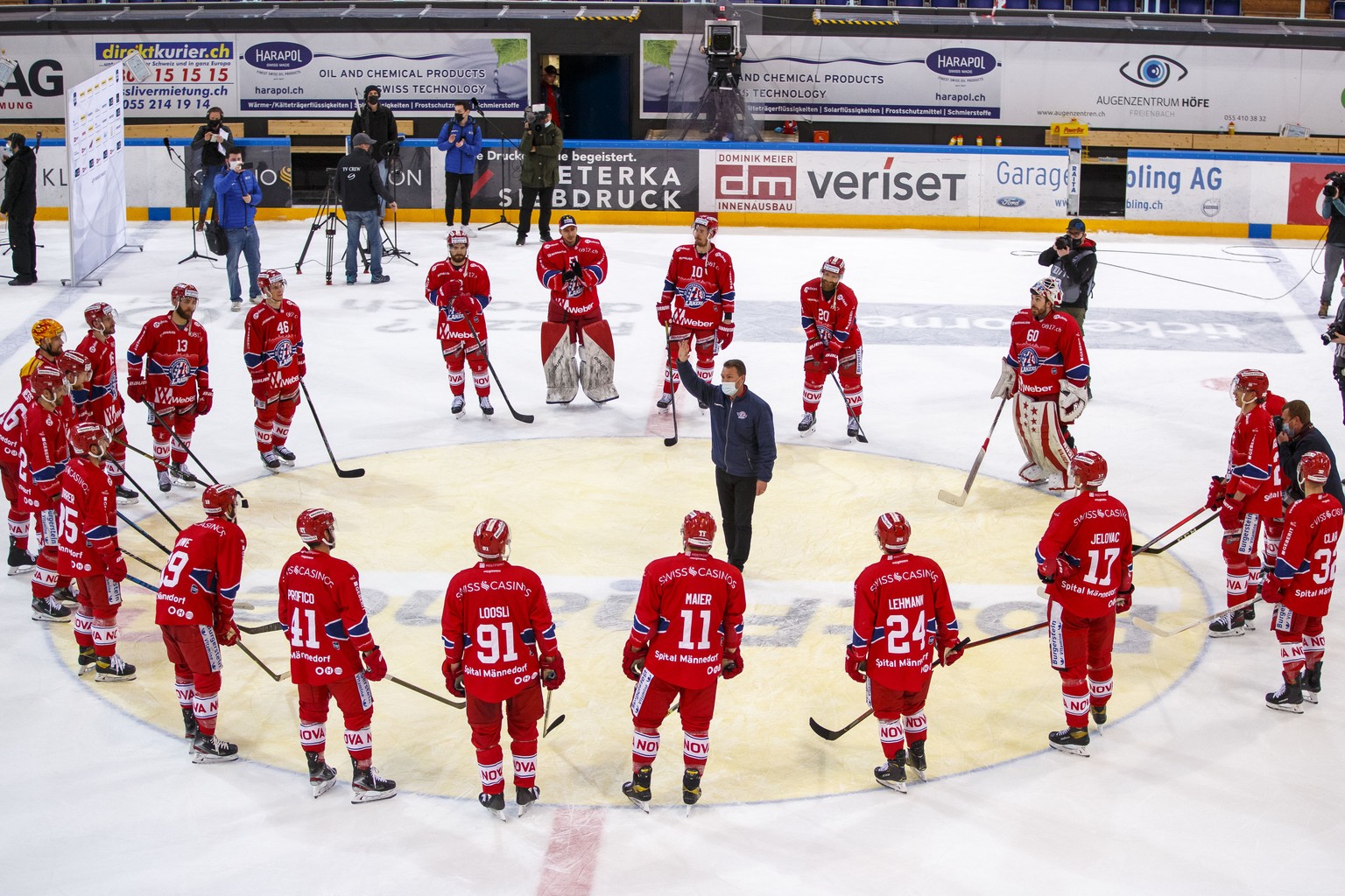 SC Rapperswil-Jona Lakers Cheftrainer Jeff Tomlinson, Mitte, wird von seinen Spielern verabschiedet nach dem vierten Eishockey Playoff-Halbfinalspiel der National League zwischen den SC Rapperswil-Jon ...