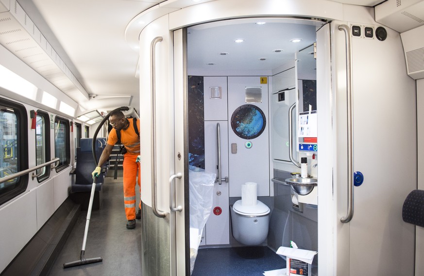 Ein Mitarbeiter der SBB reinigt den Zug neben einem Zug-WC, aufgenommen am Montag, 21. Maerz 2016 in Zuerich. Fuer die Wartung der WC-Systeme, die taeglich rund 135 000 Mal benutzt werden, wendet die  ...