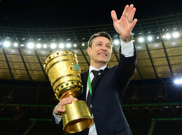 epa07601028 Bayern&#039;s head coach Niko Kovac holds the trophy after winning the German DFB Cup final soccer match between RB Leipzig and FC Bayern Munich in Berlin, Germany, 25 May 2019. EPA/CLEMEN ...