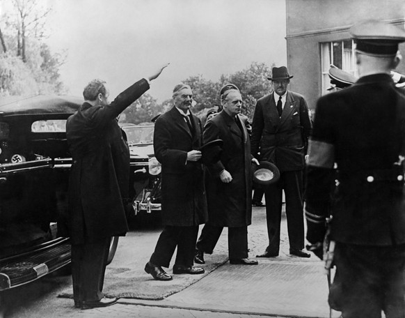 Als der damalige britische Premier Neville Chamberlain am 16. September 1938 nach Deutschland fährt, lässt ihn Hitler auf seinen Berghof kommen.