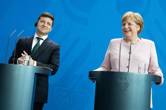 epa07655534 German Chancellor Angela Merkel (R) and Ukraine&#039;s President Volodymyr Zelensky hold a joint press conference at the Chancellery in Berlin, Germany, 18 June 2019. Both leaders discusse ...