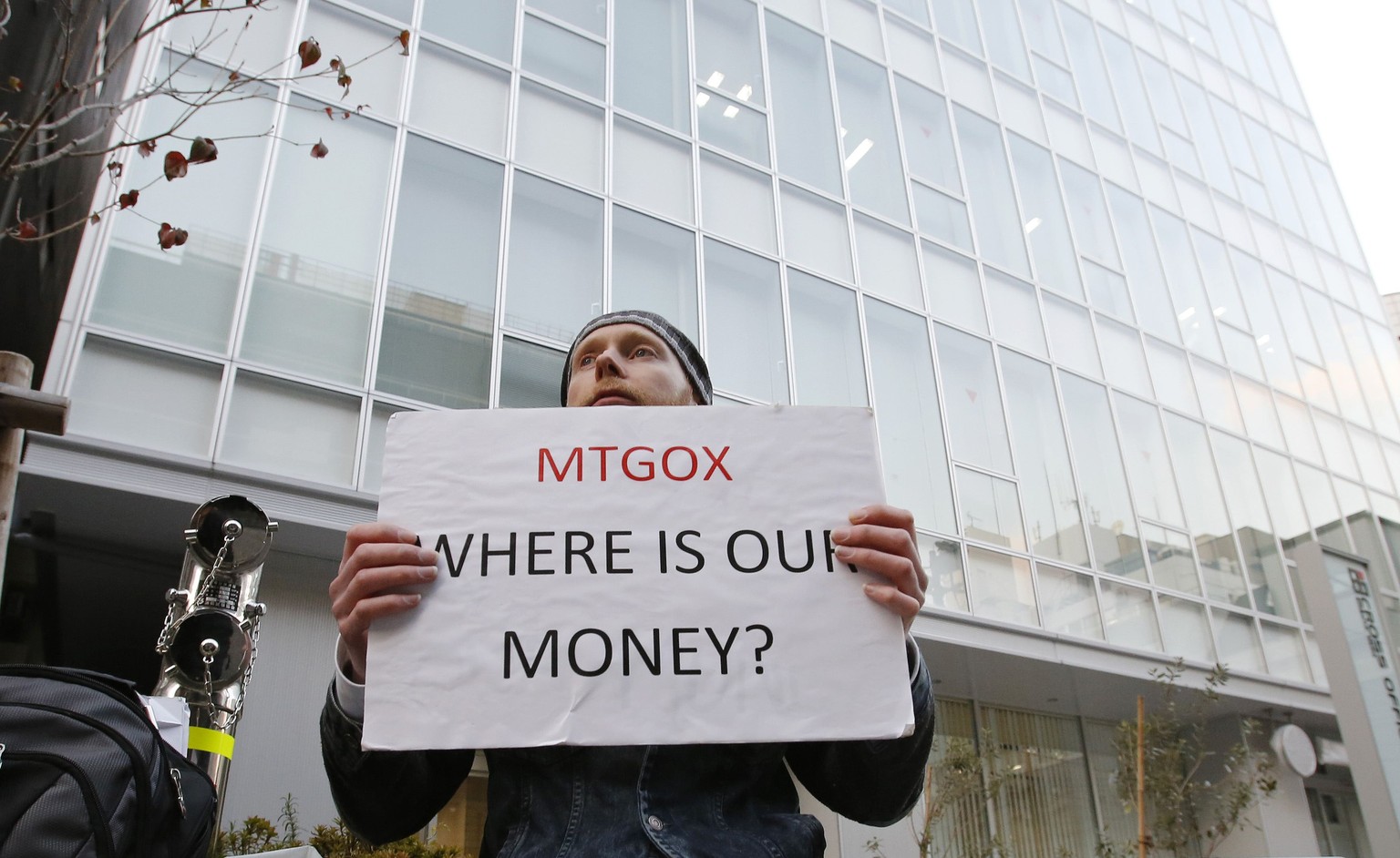 Wo ist unser Geld? Ein Bitcoin-Anhänger vor dem Hauptquartier von Mt. Gox in Tokio.&nbsp;
