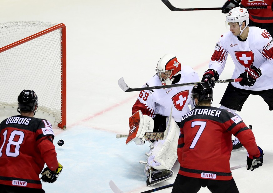 epa07594879 Switzerland&#039;s goalkeeper Leonardo Genoni (C) concedes the 2-2 goal during the IIHF World Championship quarter final ice hockey match between Canada and Switzerland at the Steel Arena  ...