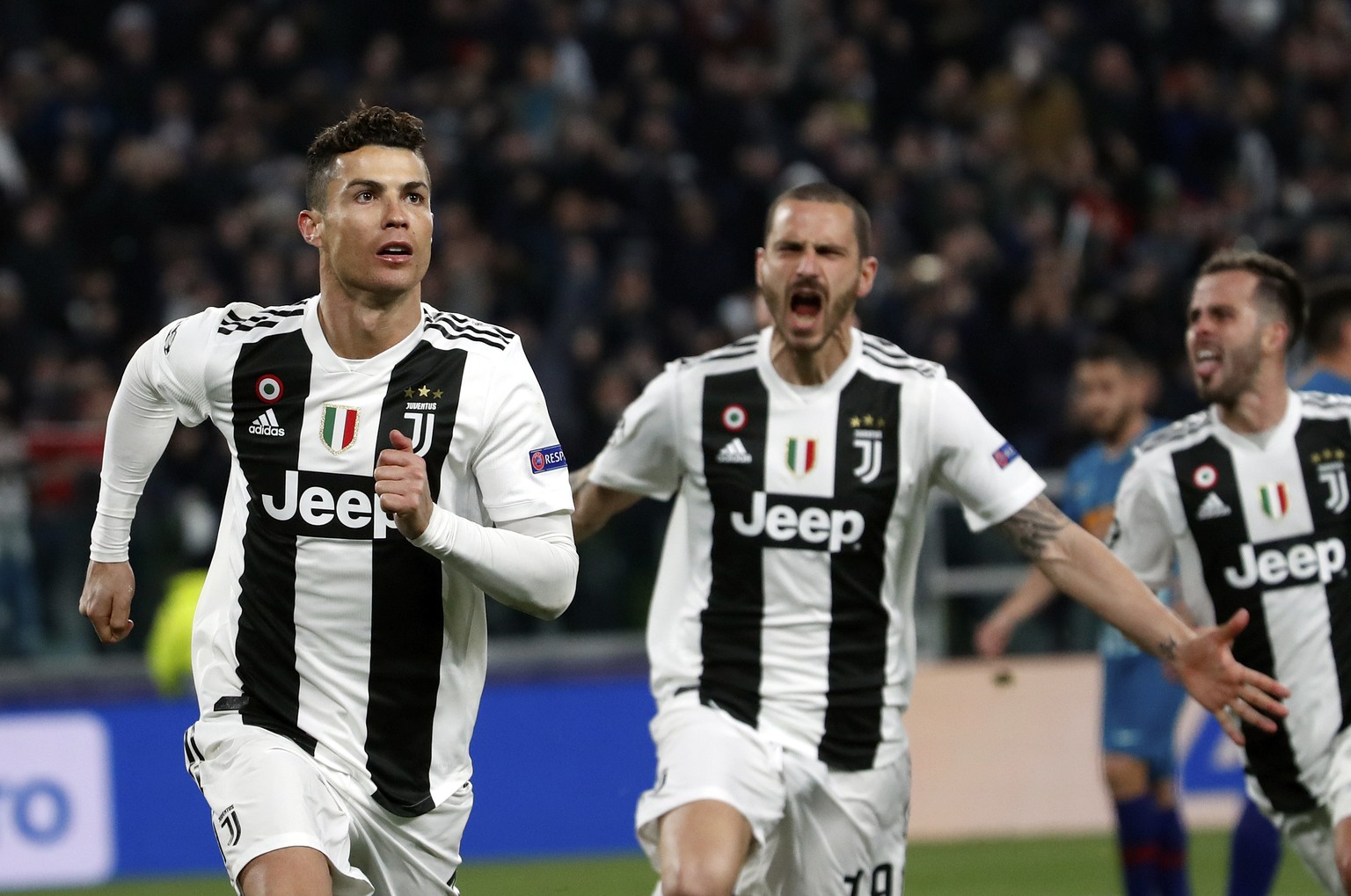 Juventus&#039; Cristiano Ronaldo, left, celebrates after scoring his side&#039;s third goal during the Champions League round of 16, 2nd leg, soccer match between Juventus and Atletico Madrid at the A ...