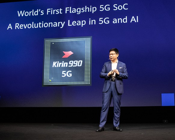 epa07822080 Keynote speaker Richard Yu CEO of HUAWEI Consumer Group presents the new HUAWEI Kirin 990 5G processor, during a speech at the opening press conference of the Internationale Funkaustellung ...