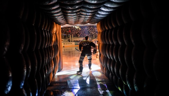 Lugano’s player Julian Walker goes on ice before the second Playoff semifinal game of National League A (NLA) Swiss Championship between Switzerland&#039;s HC Lugano and SC Bern, at the ice stadium Re ...