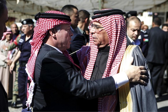 Der jordanische König Abdullah (links) mit dem Vater des ermordeten Piloten.&nbsp;
