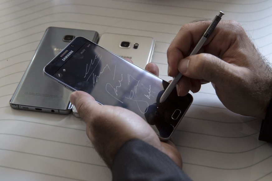 A man writes on a Samsung Galaxy Note 5 at the product&#039;s launch event in New York August 13, 2015. Samsung Electronics Co Ltd unveiled a new Galaxy Note phablet and a larger version of its curved ...