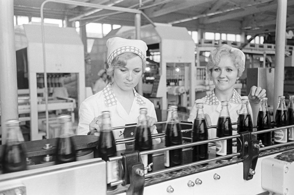 Arbeiterinnen in einer sowjetischen Pepsi-Fabrik