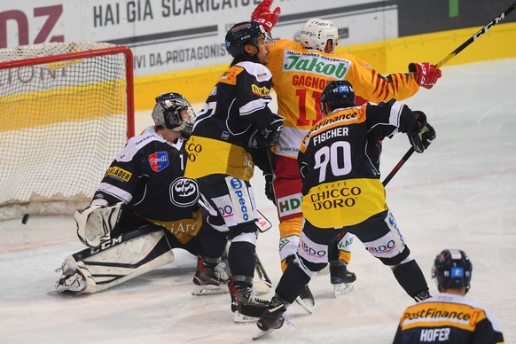 Tiger&#039;s player Aaron Gagnon, right, celebrates 1-1 goal against Ambri&#039;s goalkeeper Benjamin Conz, left, during the preliminary round game of National League Swiss Championship 2018/19 betwee ...