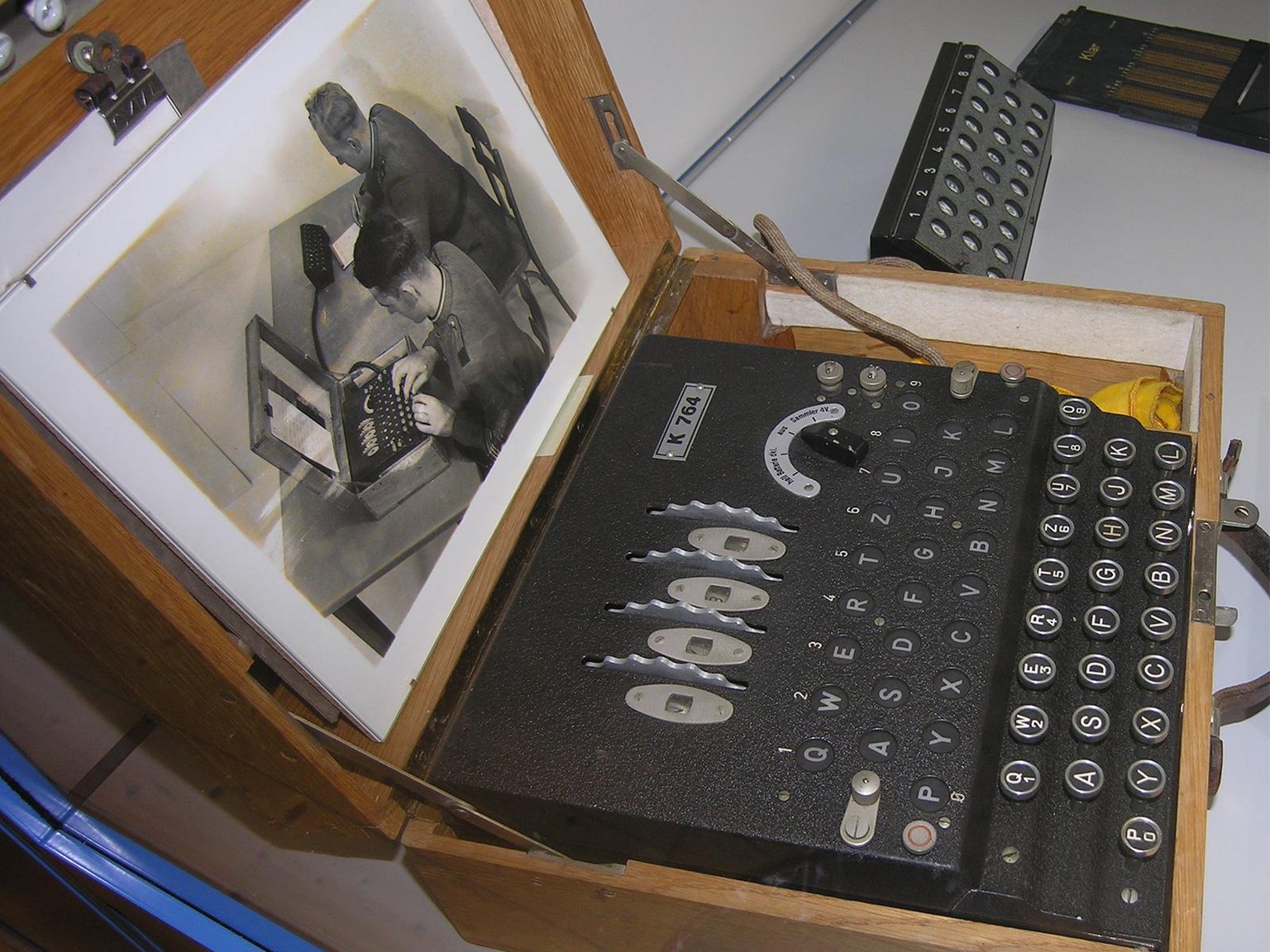 Die Enigma-K, welche die Schweiz im Zweiten Weltkrieg verwendete, war leicht zu knacken.
https://commons.wikimedia.org/wiki/File:Swiss_enigma.jpg