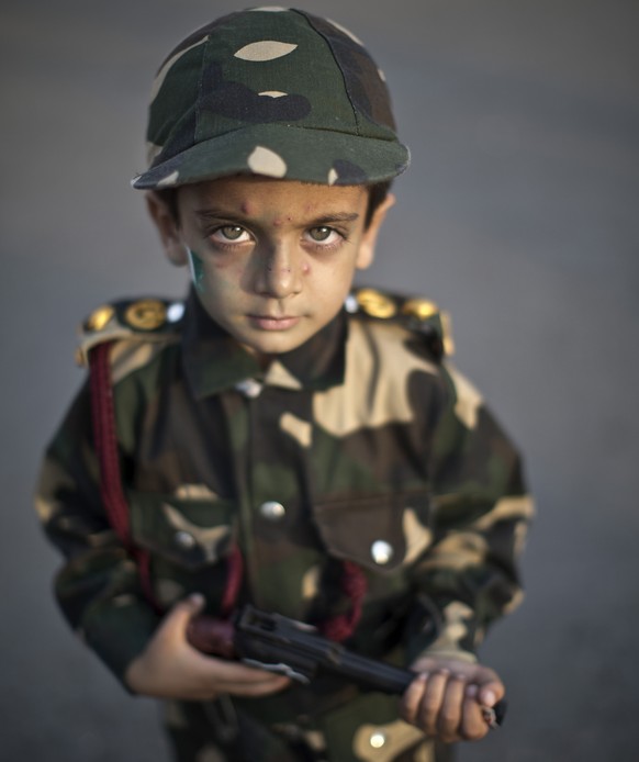 Ein Kind spielt Soldat am Unabhängigkeitstag.