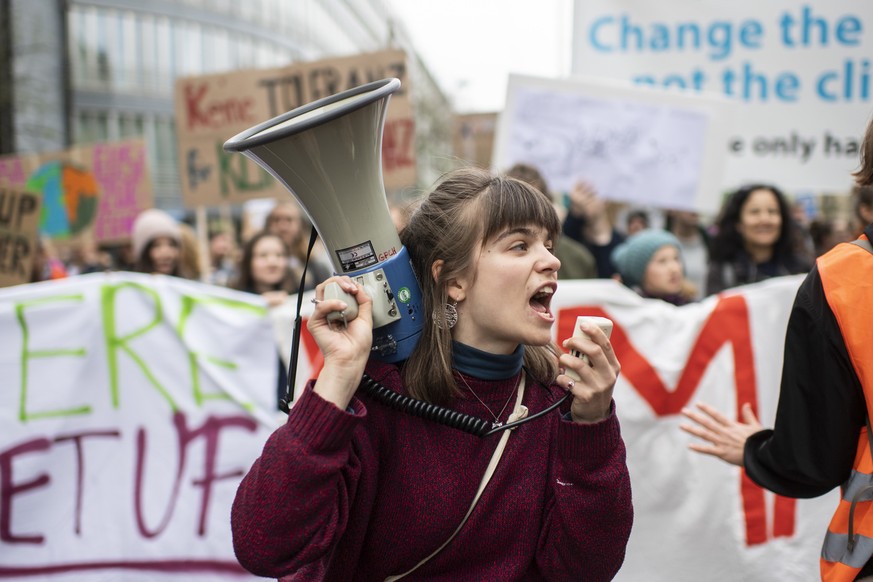 Menschen demonstrieren am schweizweiten Klimastreik gegen die Klimapolitik und fuer einen sicheren Klimaschutz am Samstag, 6. April 2019 in Zuerich. (KEYSTONE/Ennio Leanza)