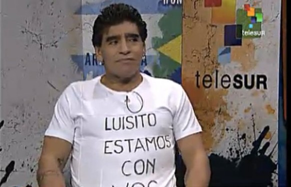 Maradona unterstützt Suarez nicht nur mit Worten.