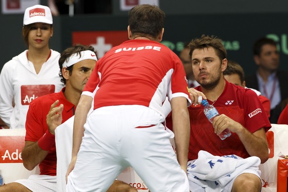 Federer und Wawrinka lauschen den Tipps von Captain Severin Lüthi.
