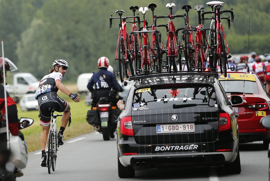 epa05408733 Trek Segafredo team rider Fabian Cancellara of Switzerland talks to his team car during the 4th stage of the 103rd edition of the Tour de France cycling race over 237.5 km between Saumur a ...