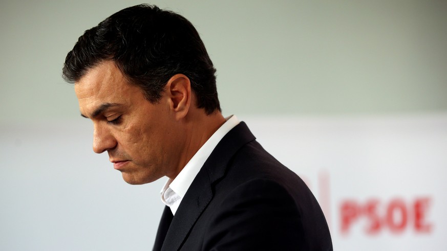 FILE PHOTO - Spain&#039;s Socialist party (PSOE) leader Pedro Sanchez reacts as he addresses the media at his party&#039;s headquarters in Madrid, Spain, September 30, 2016. REUTERS/Susana Vera/File P ...