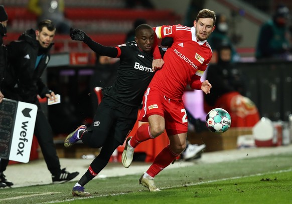 epa08940421 Moussa Diaby (L) of Bayer 04 Leverkusen is challenged by Christopher Lenz of 1. FC Union Berlin during the German Bundesliga soccer match between 1. FC Union Berlin and Bayer 04 Leverkusen ...