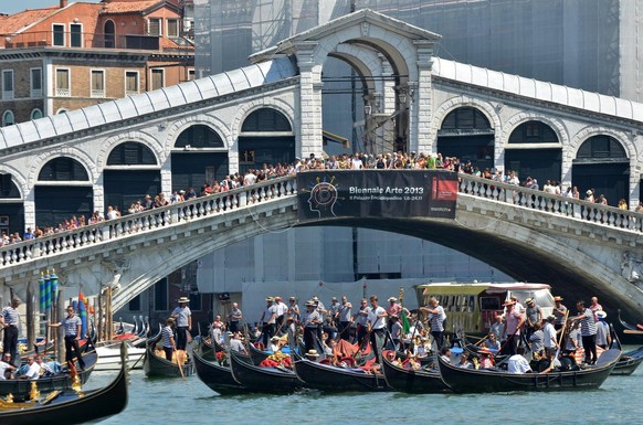 epa03829295 Gondoliers attend a ceremony in memory of Joachim Reihnard Vogel, in Venice&#039;s Grand Canal, 18 August 2013. The fifty-year-old German tourist was killed and his three-year-old daughter ...