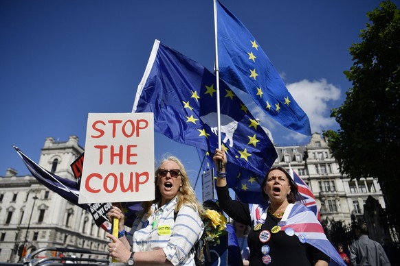 epa07816539 Pro-Remain protesters demonstrate outside Parliament in London, Britain, 04 September 2019. Members of Parliament will vote on a bill forcing Britain&#039;s Prime Minister Boris Johnson to ...