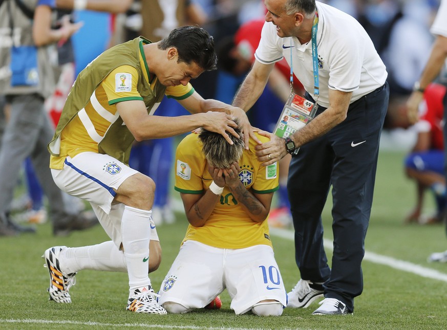 Neymar wird nach dem Penaltyschiessen von seinen Emotionen übermannt. Die Hände vors Gesicht geschlagen kullert eine Träne nach der anderen über seine Backe. Der Druck, der von ihm und der ganzen Mann ...