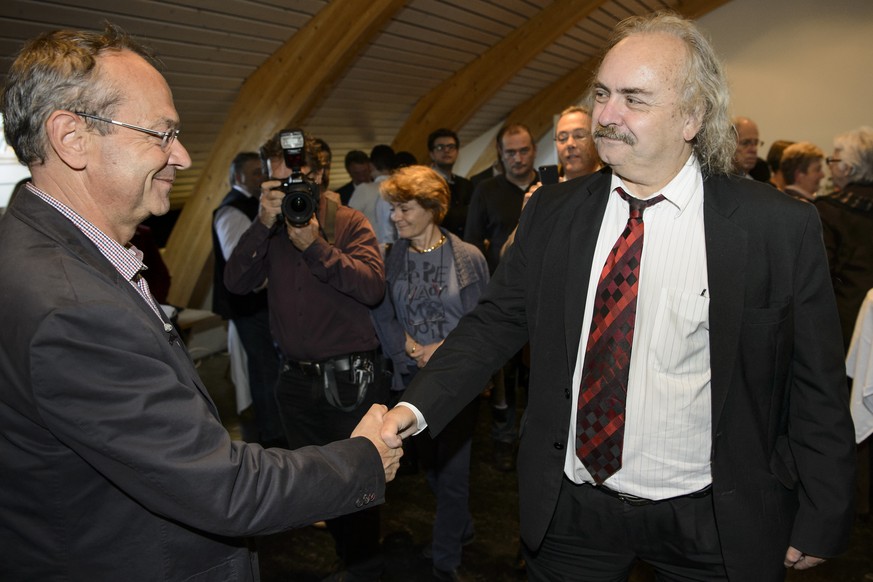 Luc Recordon (rechts) gratuliert seinem Herausforderer Olivier Français von der FDP zum Sieg.