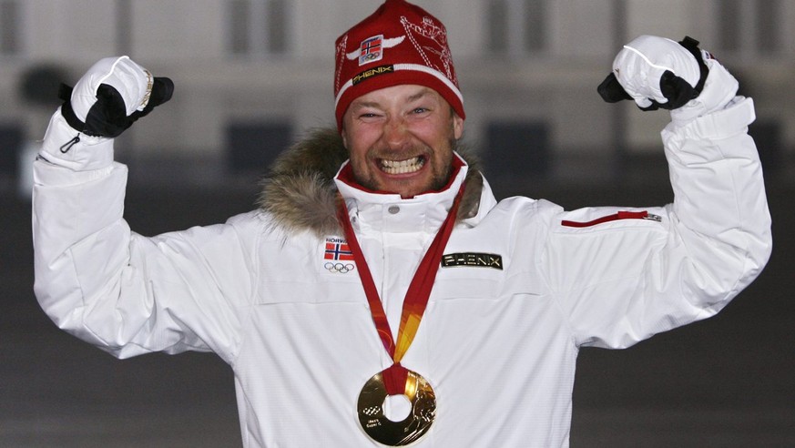 Kjetil Andre Aamodt of Norway celebrates with the gold medal he won in today&#039;s Alpine Skiing Super-G, in the mixed zone of the medal ceremony in Turin, Italy, Saturday, February 18, 2006, during  ...