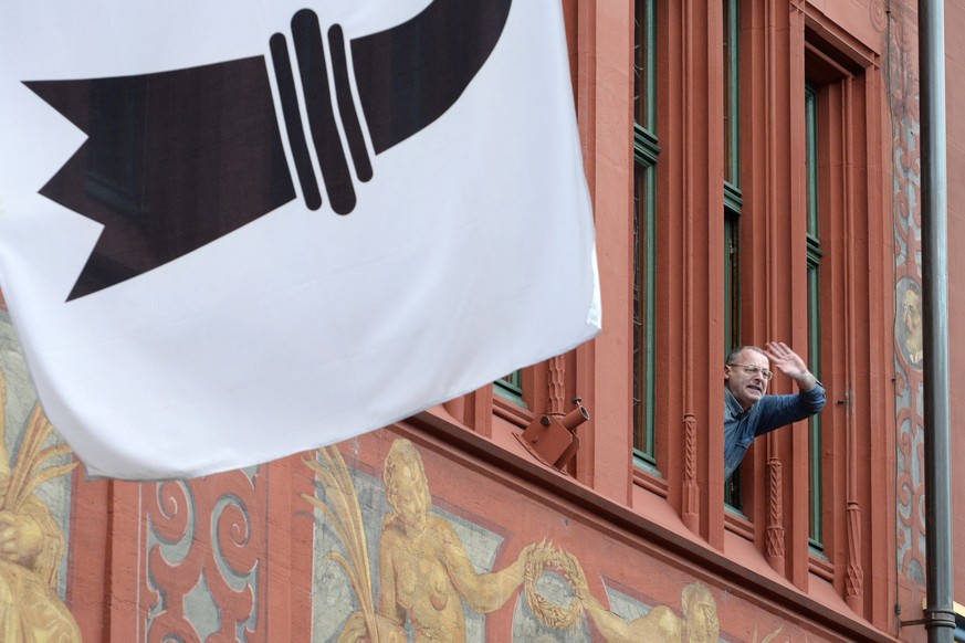 Eric Weber, der Initiant der zunaechst bewilligten und dann zurueckgezogenen Pegida Demonstration in Basel ruft am Mittwoch, 3. Februar 2016 aus einem Fenster des Basler Rathauses. Ein grosses Polizei ...