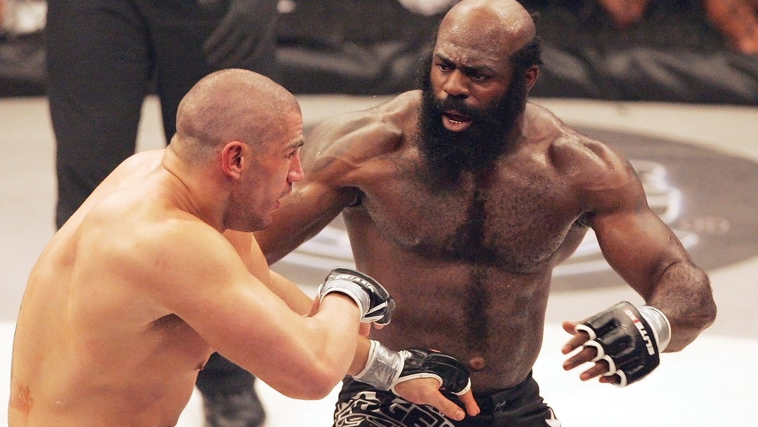 Kimbo Slice (rechts) kämpft gegen James Thompson.