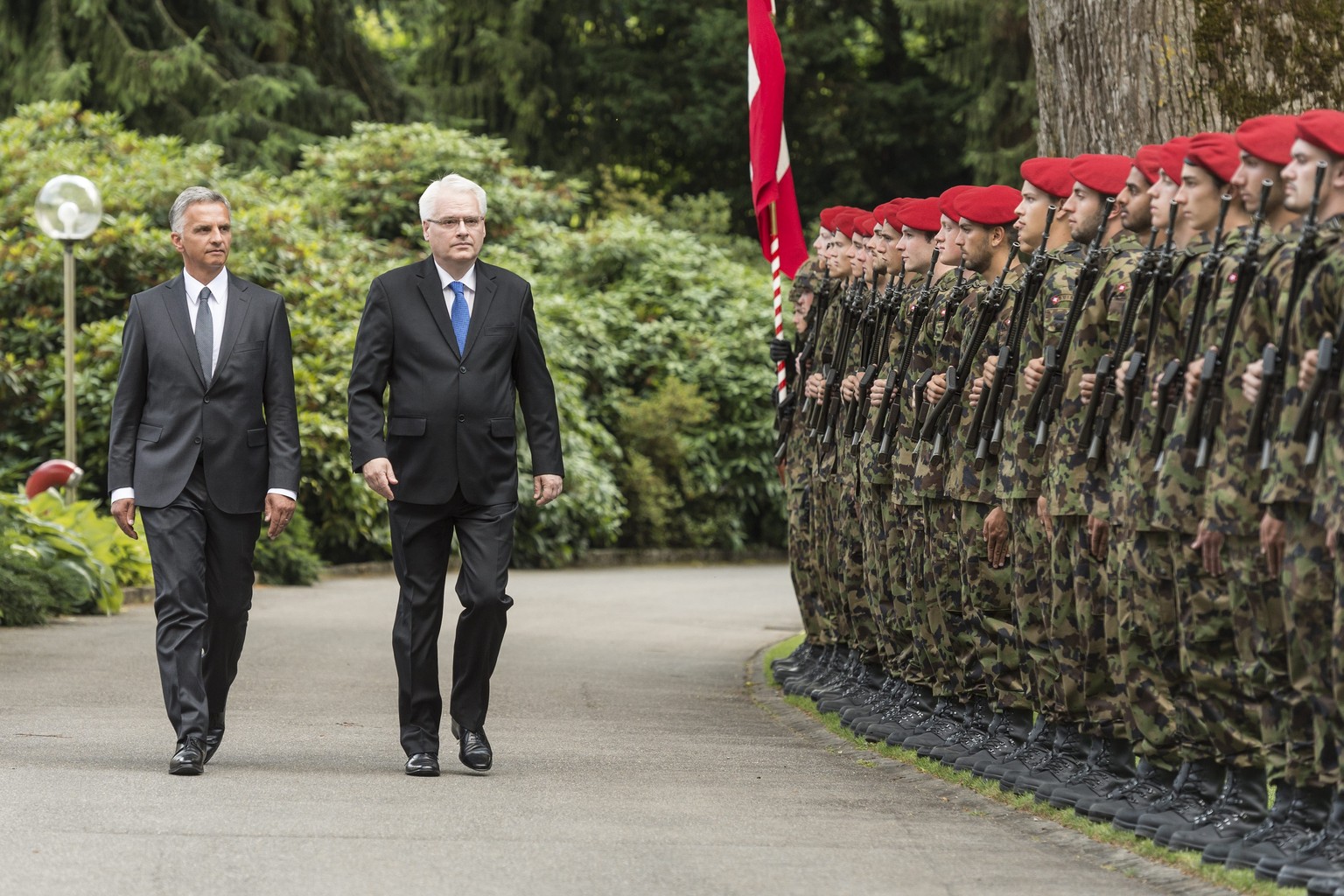 Soldaten der Schweizer Armee stehen für Bundespräsident Didier Burkhalter und den kroatischen Präsidenten Ivo Josipovic (rechts) in Reihe und Glied.