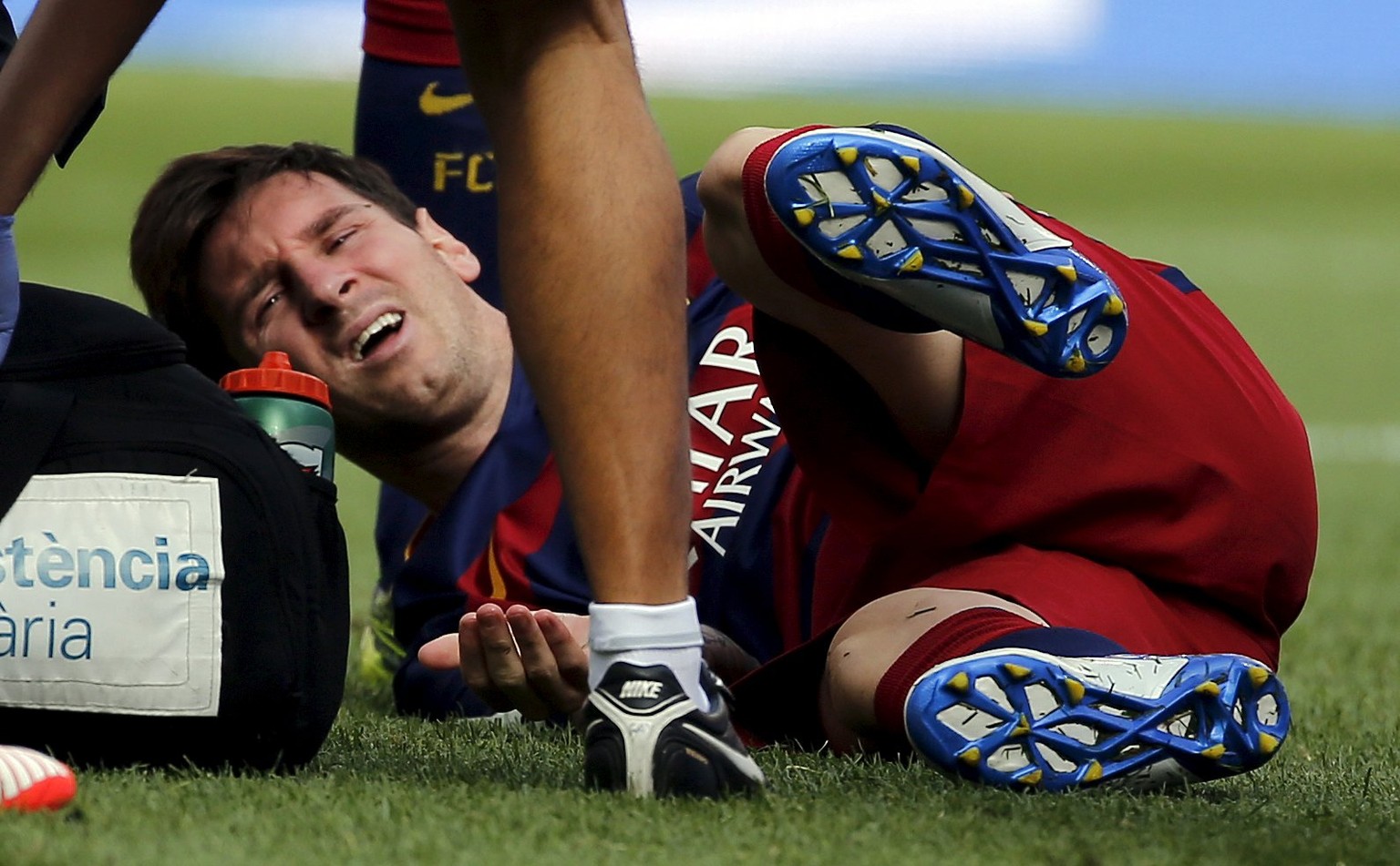 Autsch! Messi muss nach einem Zusammenprall verletzt vom Feld.&nbsp;