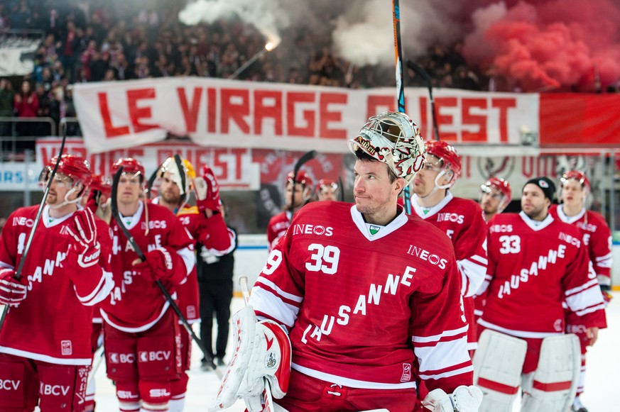 Le gardien lausannois Cristobal Huet fetent apre le jeu avec supporters, lors de la rencontre du championnat suisse de hockey sur glace de National League, LNA, entre le Lausanne Hockey Club, LHC, et  ...