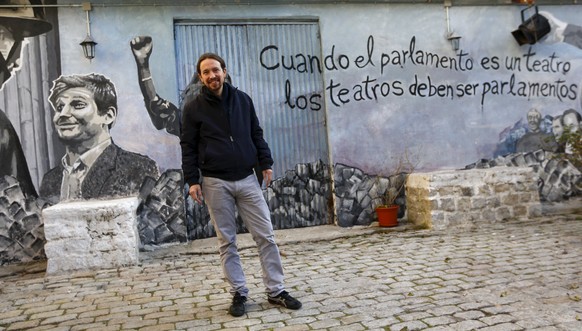 Der Parteichef der Podemos-Bewegung, Pablo Iglesias – im Hintergrund steht geschrieben: «Wenn das Parlament ein Theater ist, dann müssen die Theater Parlamente werden.»
