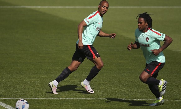 epa05330843 Portugal&#039;s players Joao Mario (L) and Renato Sanches (R) during a training session in Oeiras, outskirts of Lisbon, Portugal, 26 May 2016. Portugal will play a friendly match against N ...