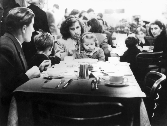 Eine ungarische Flüchtlingsfamilie an der Schweizer Grenze in Buchs (SG), aufgenommen am 8. November 1956.&nbsp;
