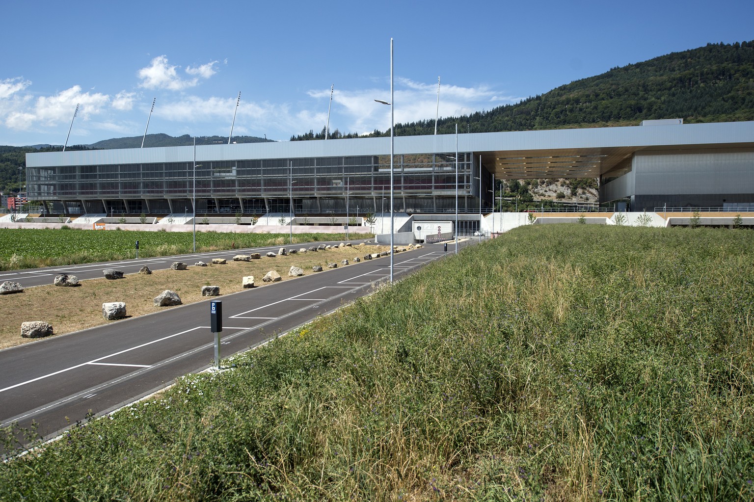 Aussenansicht des Fussballstadions (links) und des Eisstadions der Tissot Arena.