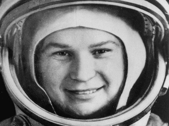 Bild vom 16. Juni 1963 zeigt die russische Kosmonautin Valentina Tereschkowa vor ihrem Start ins All. Russland hat am Montag, 16. Juni 2003, dem ersten Flug einer Frau ins All vor 40 Jahren gedacht. D ...