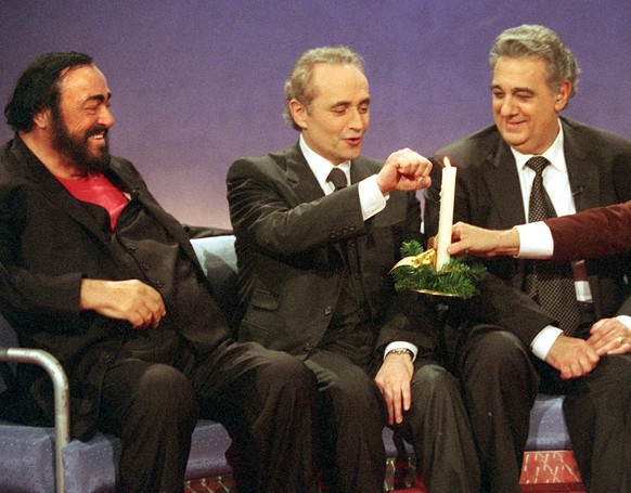 Der Fernsehmoderator Thomas Gottschalk, rechts, laesst am Samstag, 9. Dezember 2000, waehrend seiner Sendung &quot;Wetten,dass...?&quot; in Basel, die drei Tenoere, Luciano Pavarotti, Jose Carreras un ...