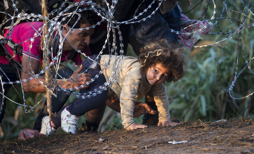 Dramatische Szenen an der EU-Ostgrenze: Ein Mädchen kriecht unter dem Grenzzaun zwischen Serbien und Ungarn durch.