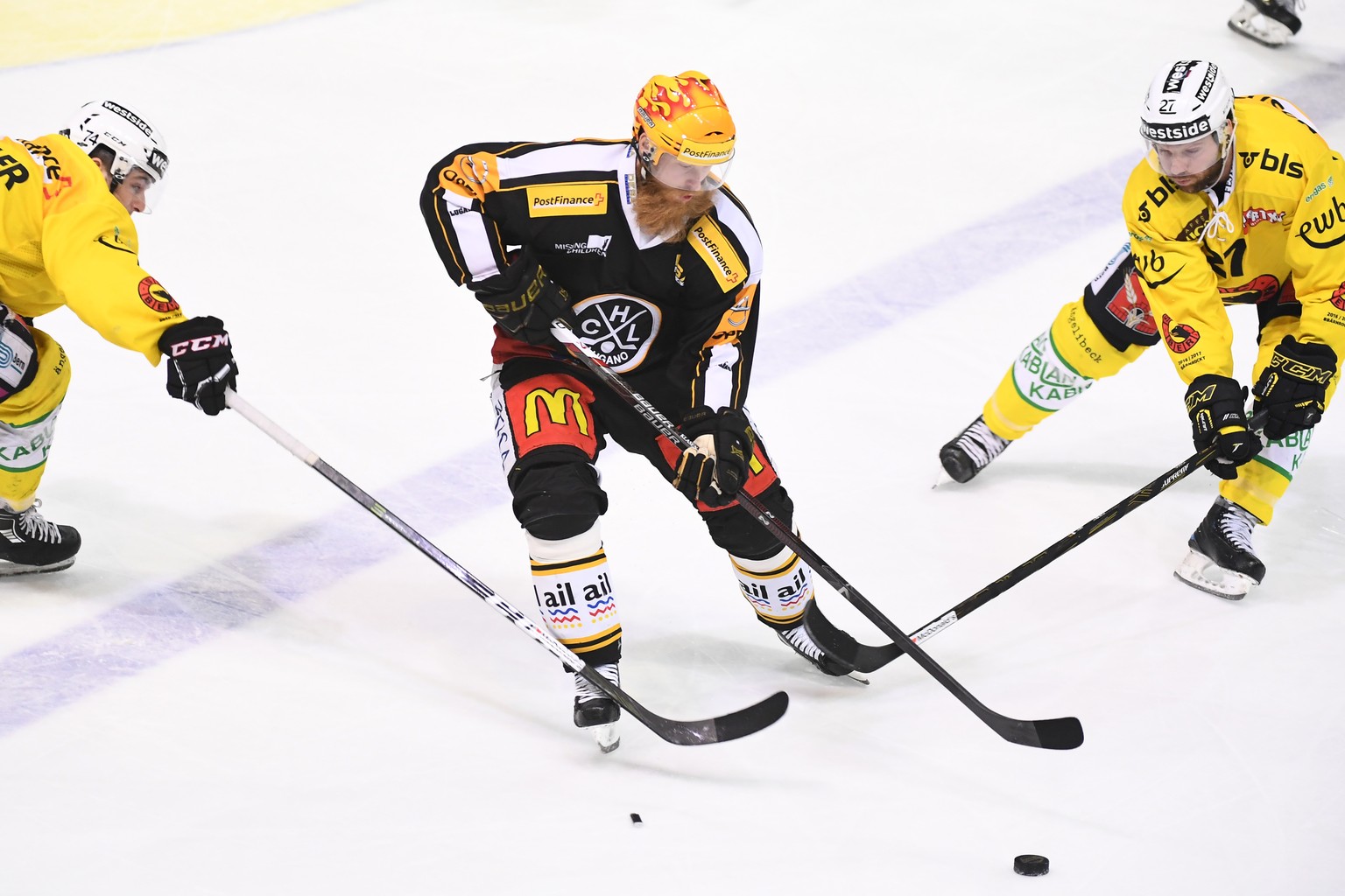 Lugano’s Topscorer Linus Klasen, center, during the second Playoff semifinal game of National League A (NLA) Swiss Championship between Switzerland&#039;s HC Lugano and SC Bern, at the ice stadium Res ...