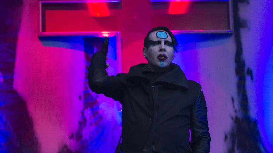 epa04353824 US lead vocalist Marilyn Manson performs on the stage 1 during the Gampel Open Air Festival in Gampel, Switzerland, 14 August 2014. The festival runs from 14 to 17 August. EPA/ANTHONY ANEX